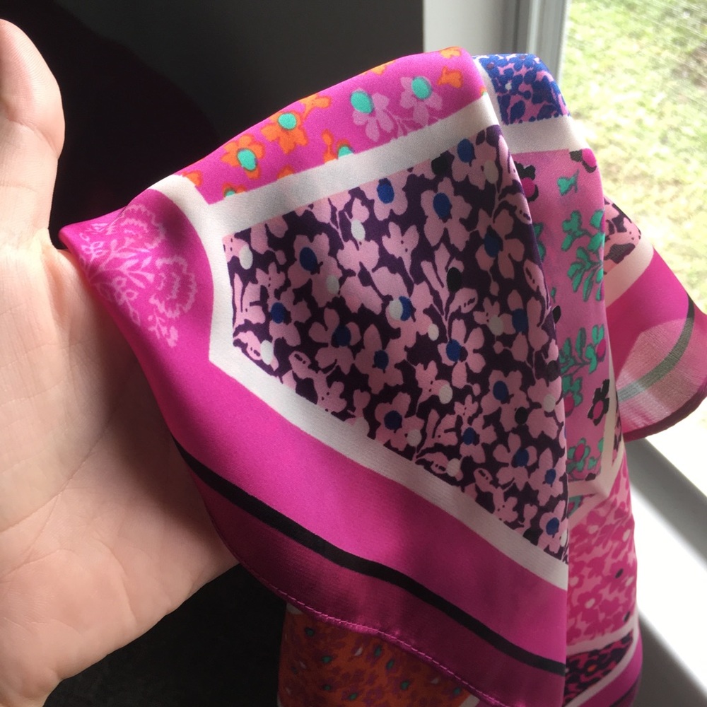Silky patterned scarf - Picture 5 of 5